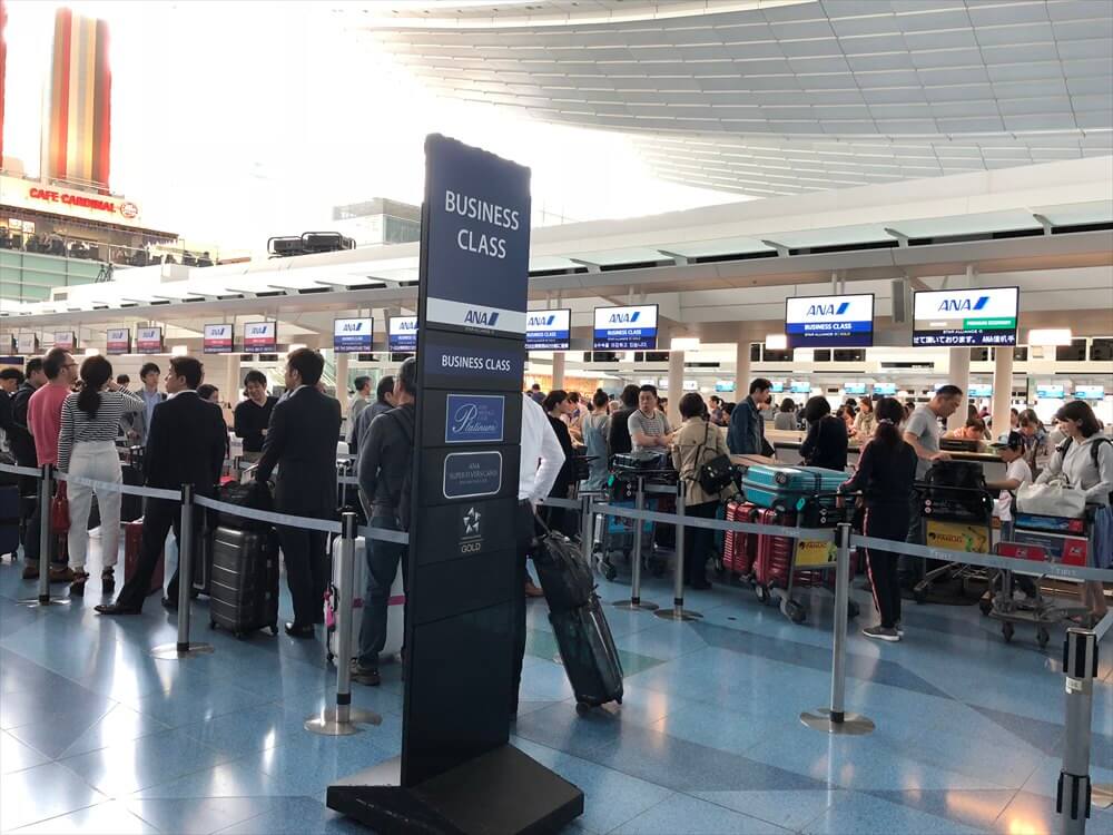 羽田空港のビジネスクラスカウンターの行列
