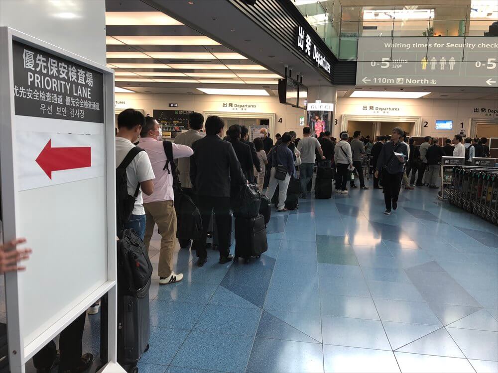 羽田空港の優先レーンの行列