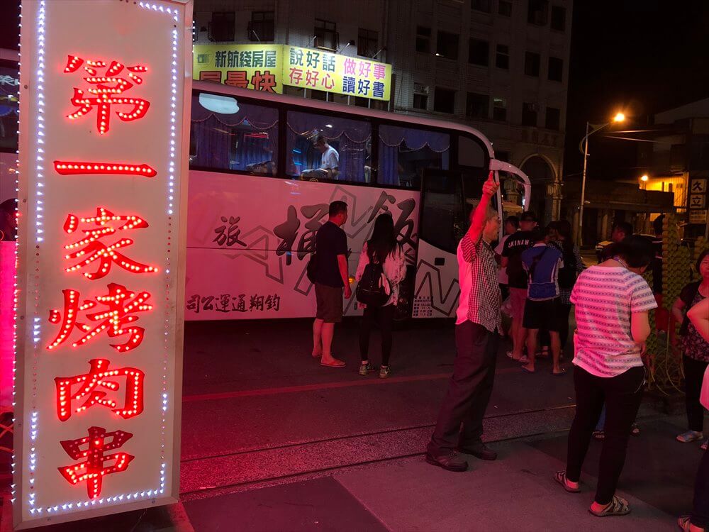 花蓮の東大門夜市の前に停まる観光バス