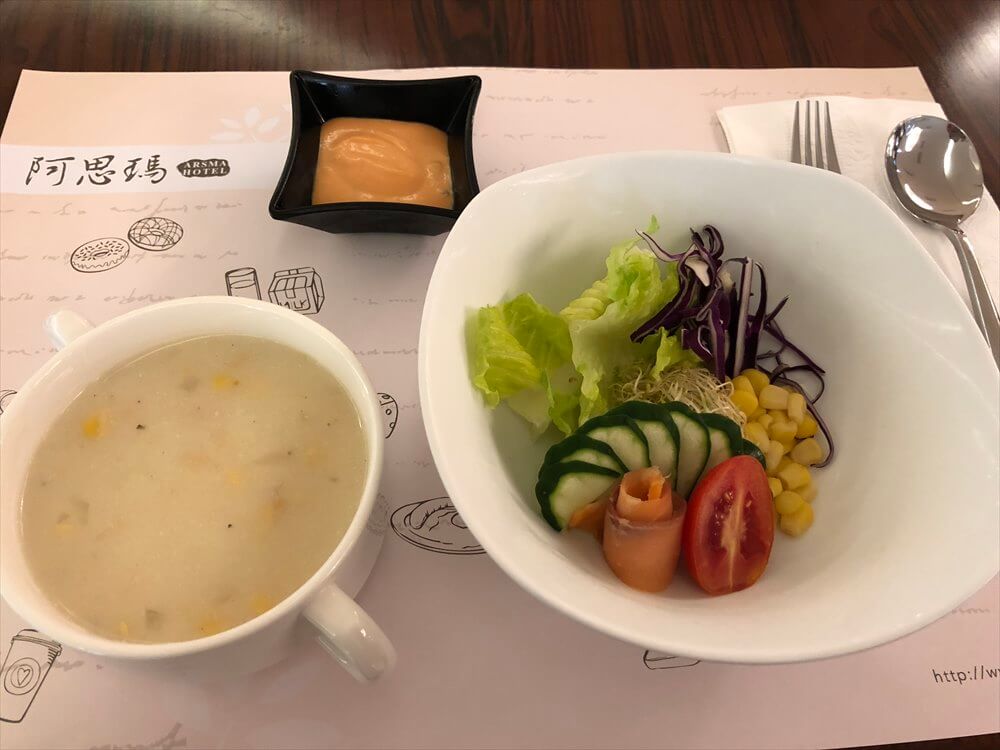 花蓮のアルスマホテルの朝食（2日目）のサラダとスープ