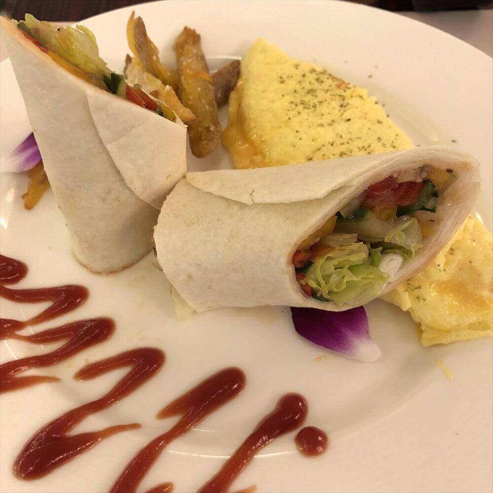 花蓮のアルスマホテルの朝食（2日目）のメキシカンチキンブリトー