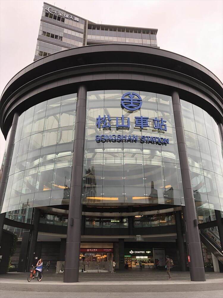 松山駅の駅舎