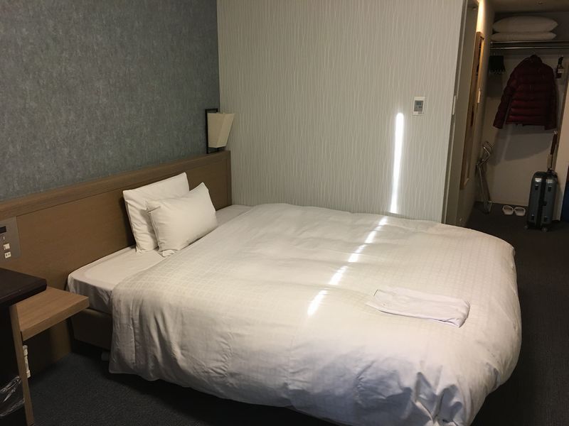 ダイワロイネットホテル高松 モデレートルームベッド側
