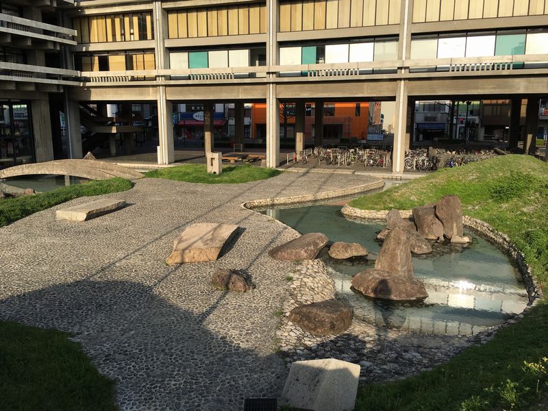 香川県庁の東館の前庭