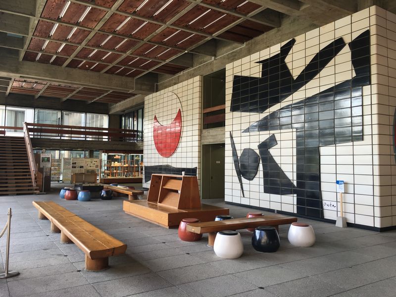 香川県庁の東館の1階ロビー1