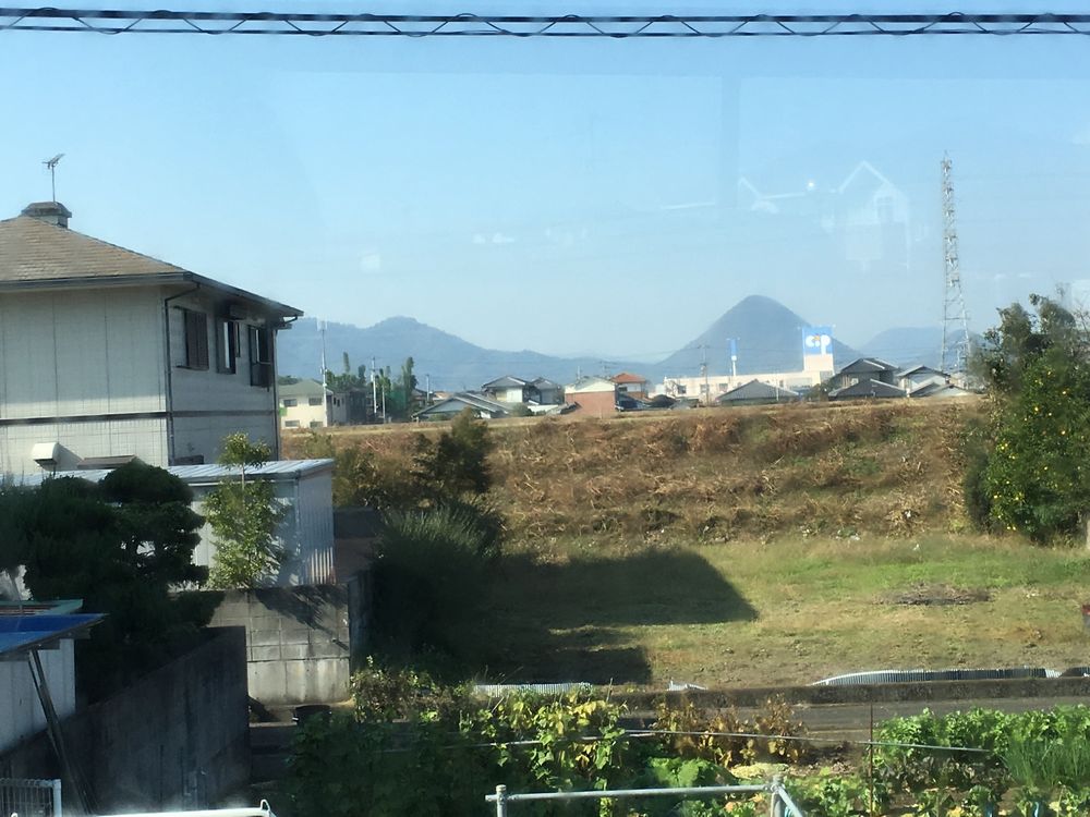 高松空港のシャトルバスから見えた山