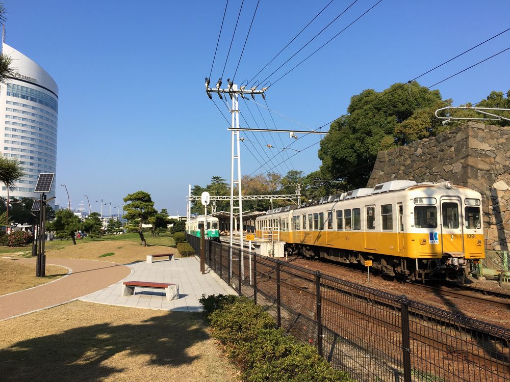 高松城跡の石垣と琴電