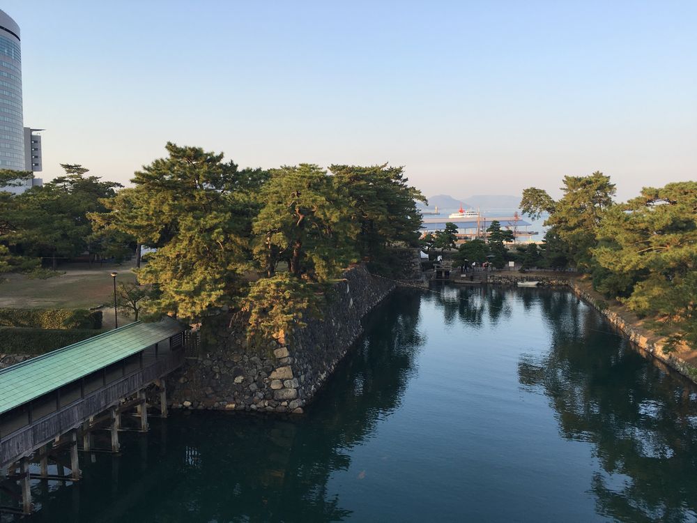 高松城の天守台から瀬戸内海