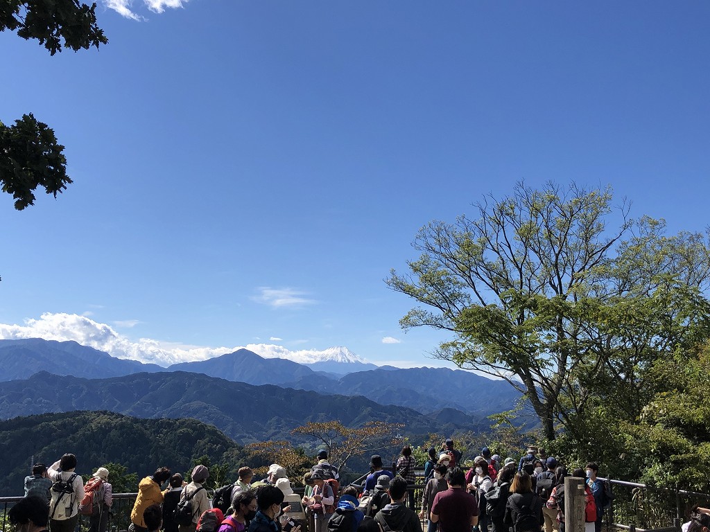 晴天の高尾山の山頂から富士山1