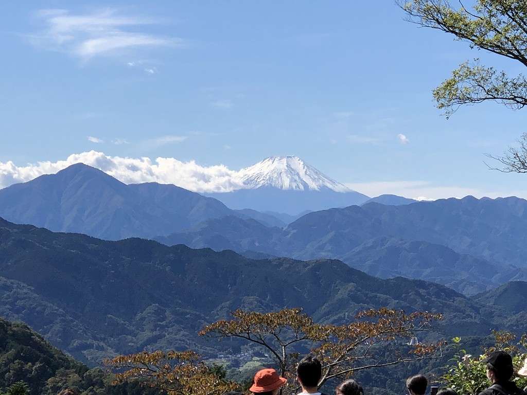 晴天の高尾山の山頂から富士山2