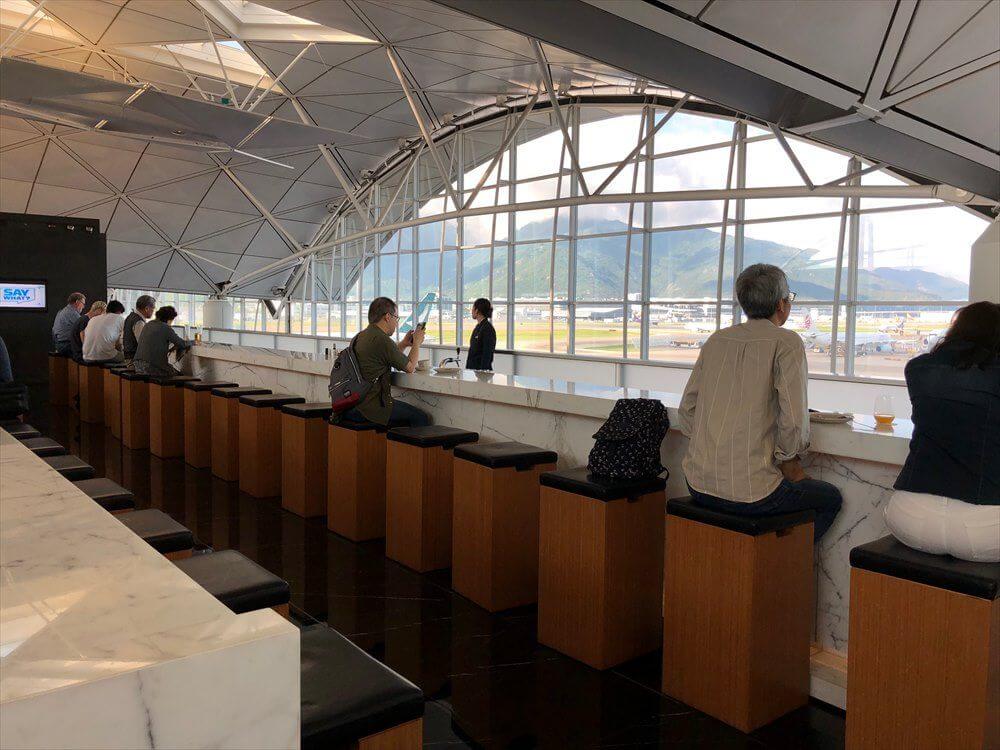 香港国際空港のキャセイパシフィック航空の「THE WING」のロングバー