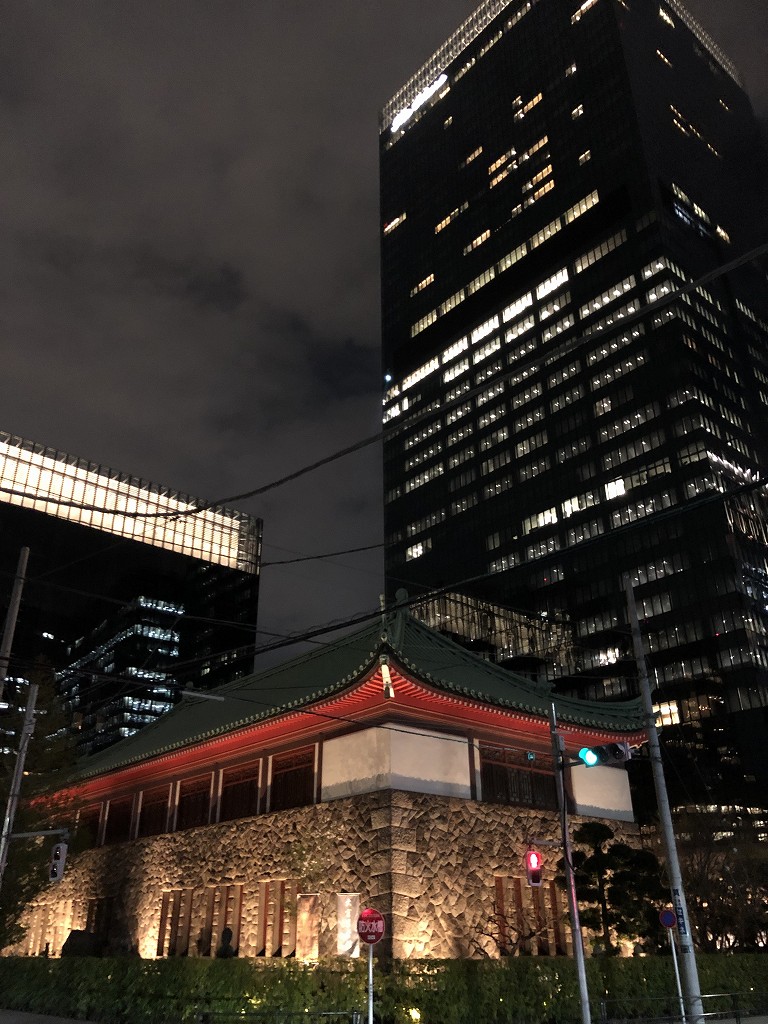 大倉集古館のライトアップとThe Okura Tokyoの両タワー