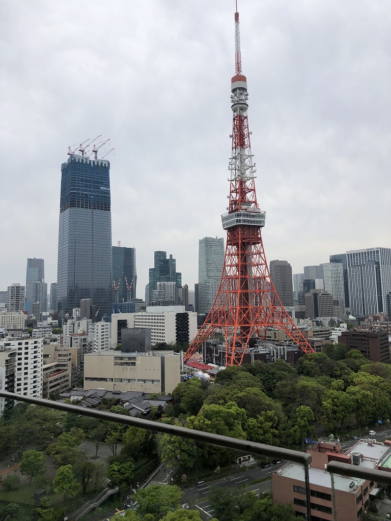 ザ・プリンスパークタワー東京のパノラミックキングルーム バルコニー付き（東京タワー側）から曇り空の東京タワー3