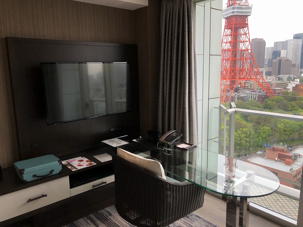 ザ・プリンスパークタワー東京のパノラミックキングルーム バルコニー付き（東京タワー側）のデスク