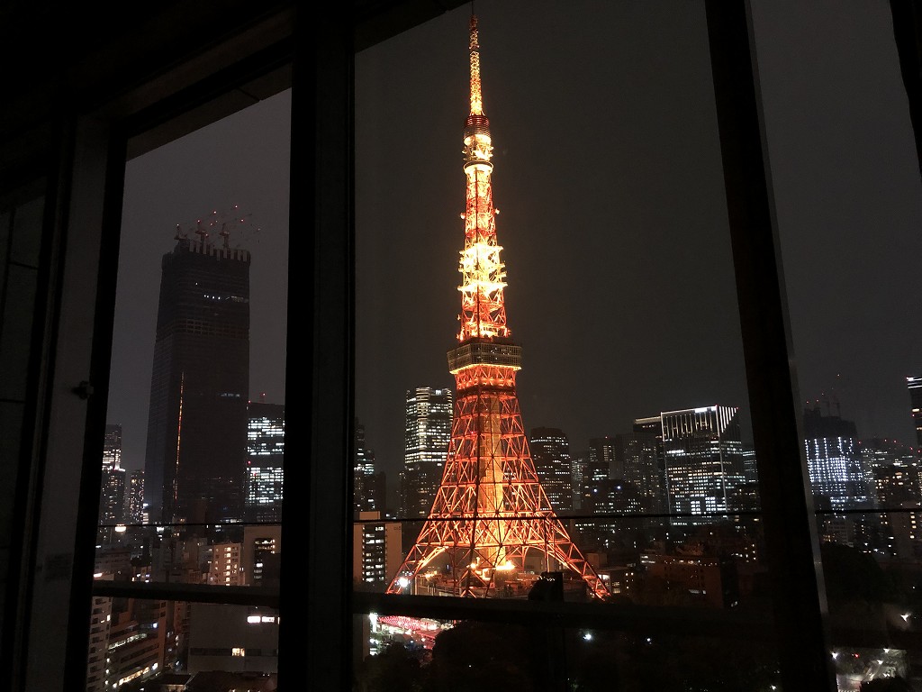 ザ・プリンスパークタワー東京のパノラミックキングルーム バルコニー付き（東京タワー側）からライトアップされた東京タワー1