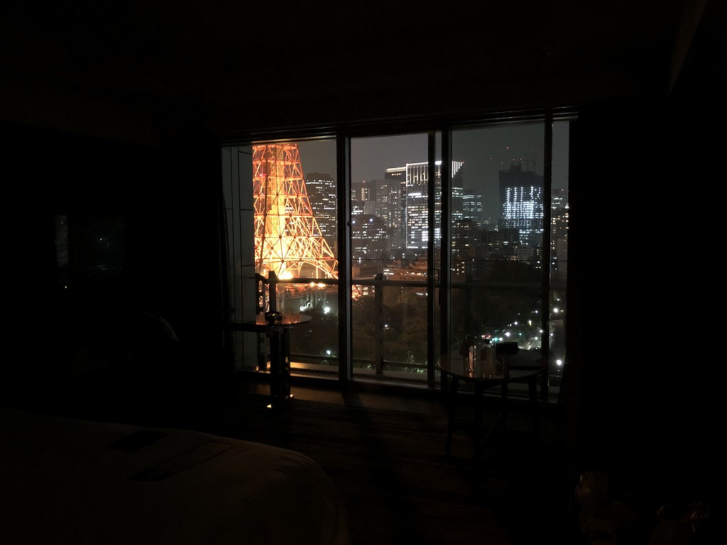 ザ・プリンスパークタワー東京の暗闇の中赤く光る東京タワー