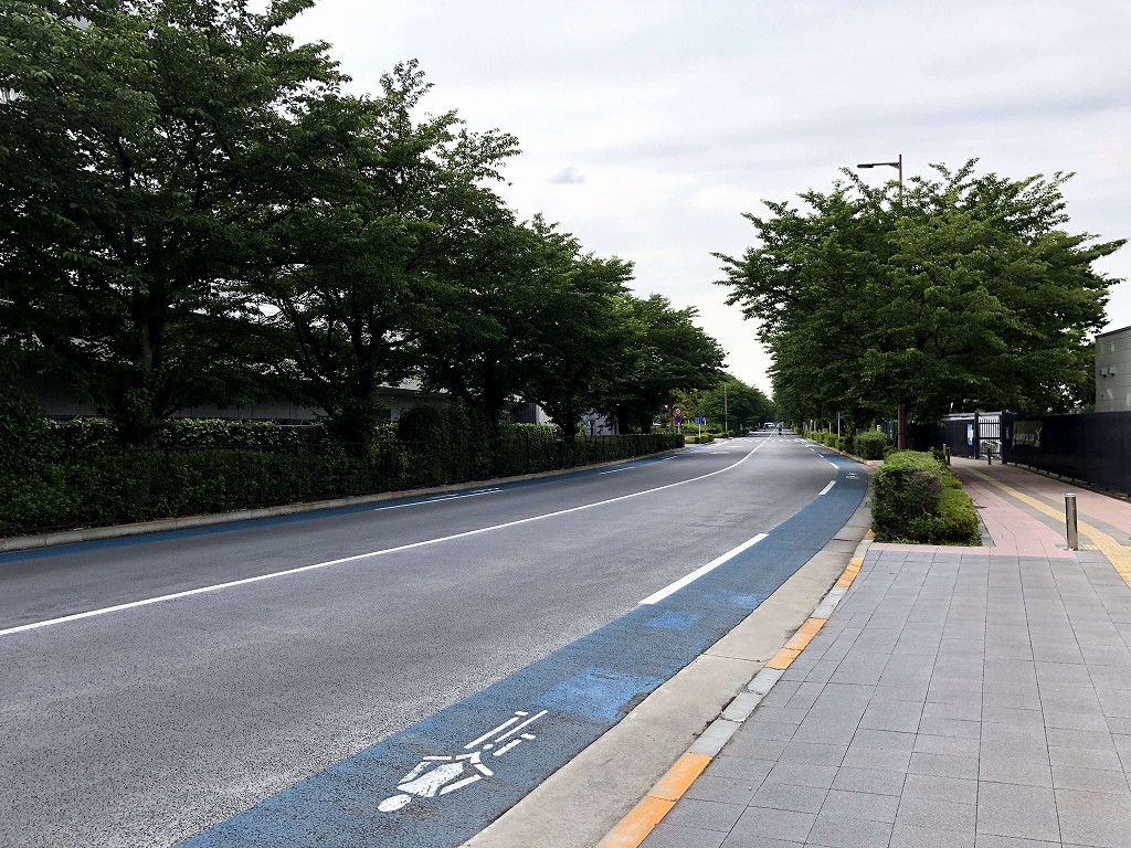 歩道が広いスタジアム通り1