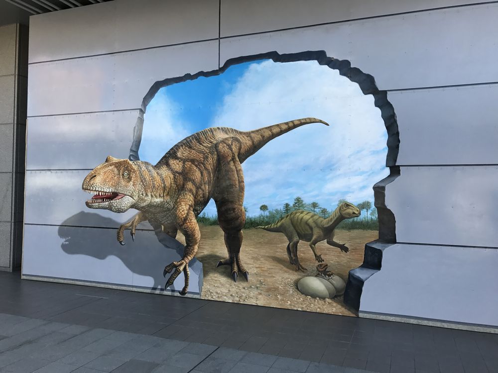 JR福井駅の恐竜デザインの壁面1