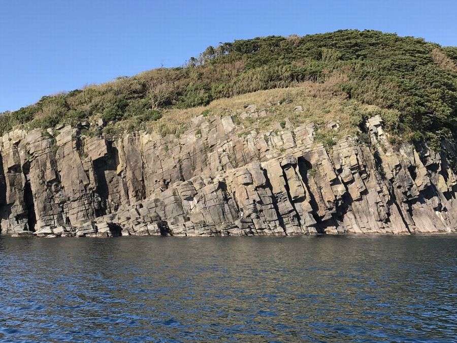 雄島の蜂の巣岩1