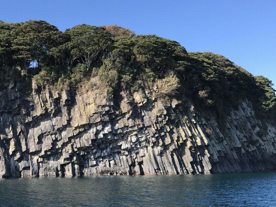 雄島の蜂の巣岩2