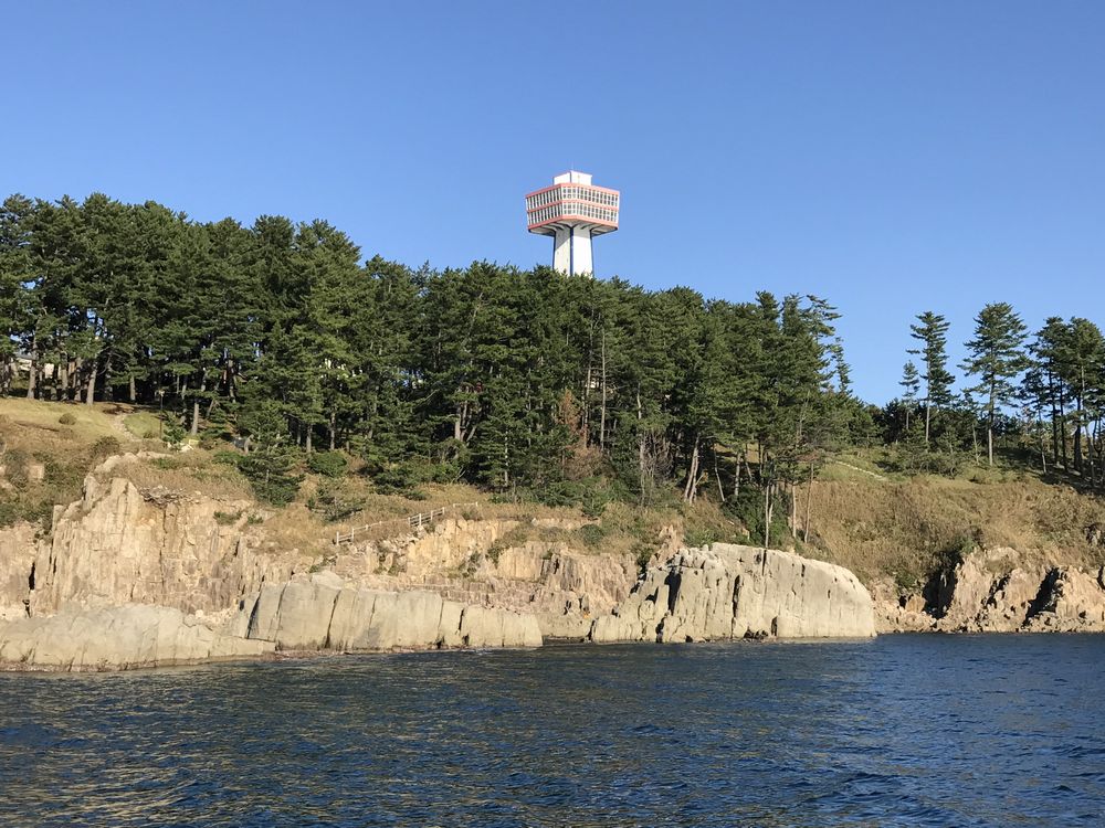 海から見た東尋坊タワー