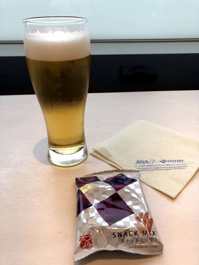 羽田空港のANAラウンジでキリン一番絞りの生ビール