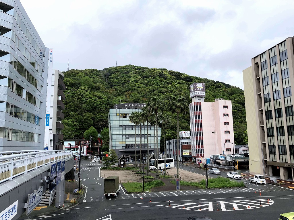 阿波おどり会館近くの歩道橋から眉山