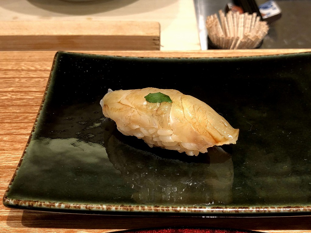 徳島のすし瀬名波のヒラメの昆布締め /></p>
<p class=