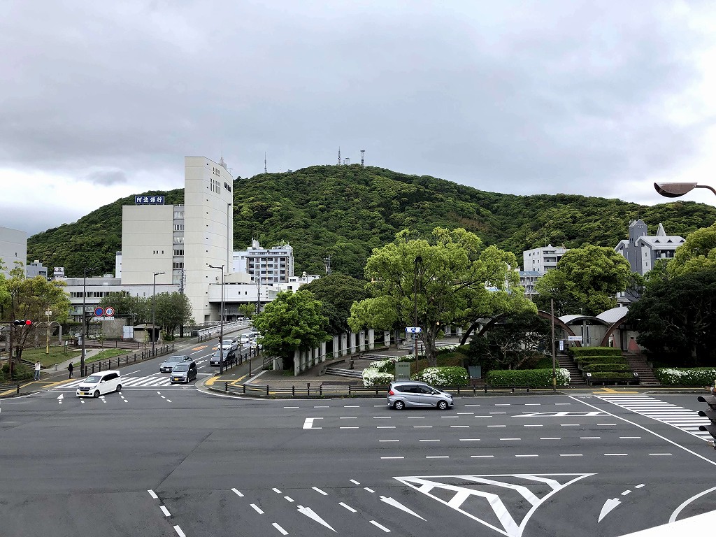 徳島駅近くの歩道橋から見た眉山