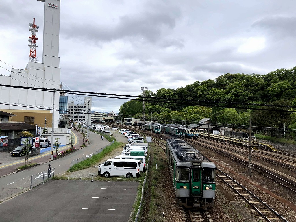 城山をバックに走るディーゼル車（汽車）の牟岐線