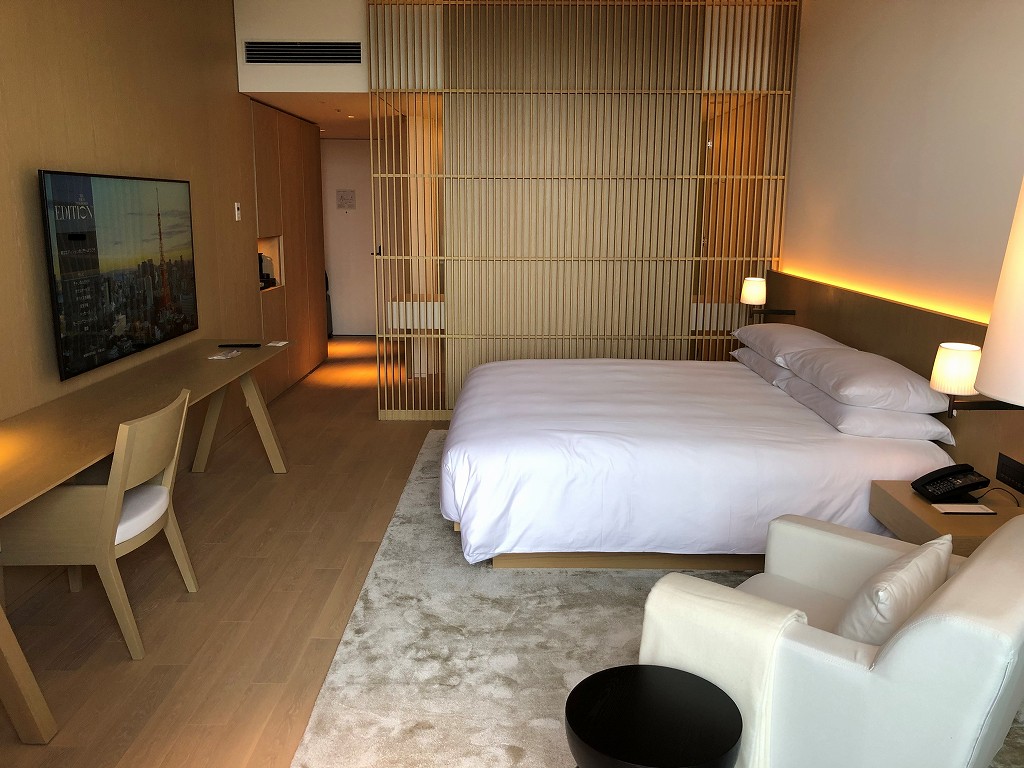 東京エディション虎ノ門のスタジオテラスのテラス側から部屋