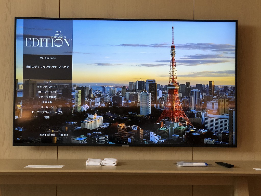 東京エディション虎ノ門のスタジオテラスの大型テレビ