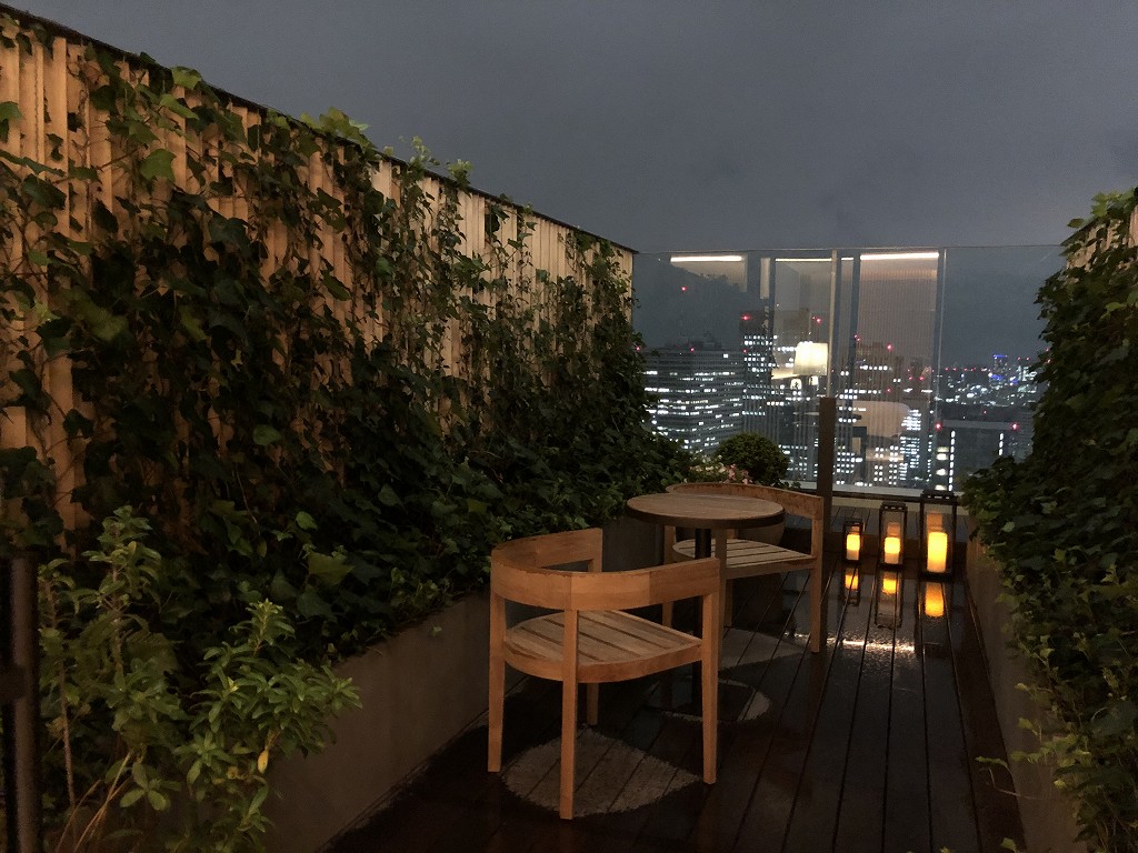 東京エディション虎ノ門の雨のテラス