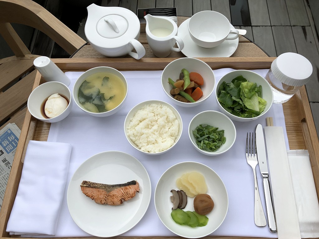 東京エディション虎ノ門のスタジオテラスの朝のテラスで和朝食1