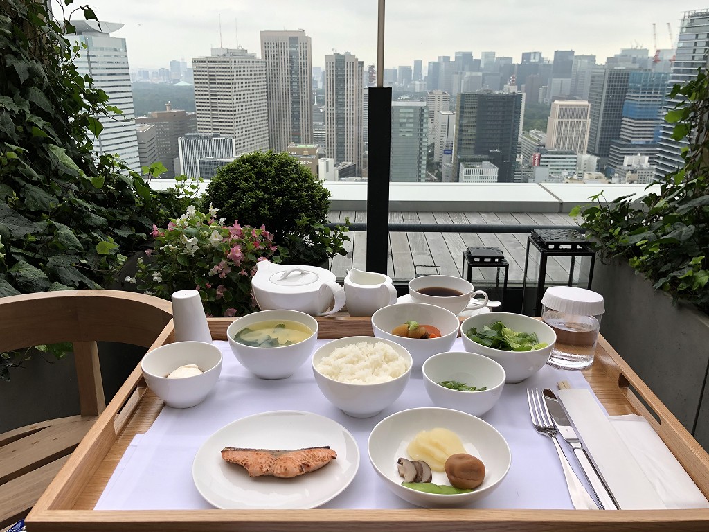 東京エディション虎ノ門のスタジオテラスの朝のテラスで和朝食2
