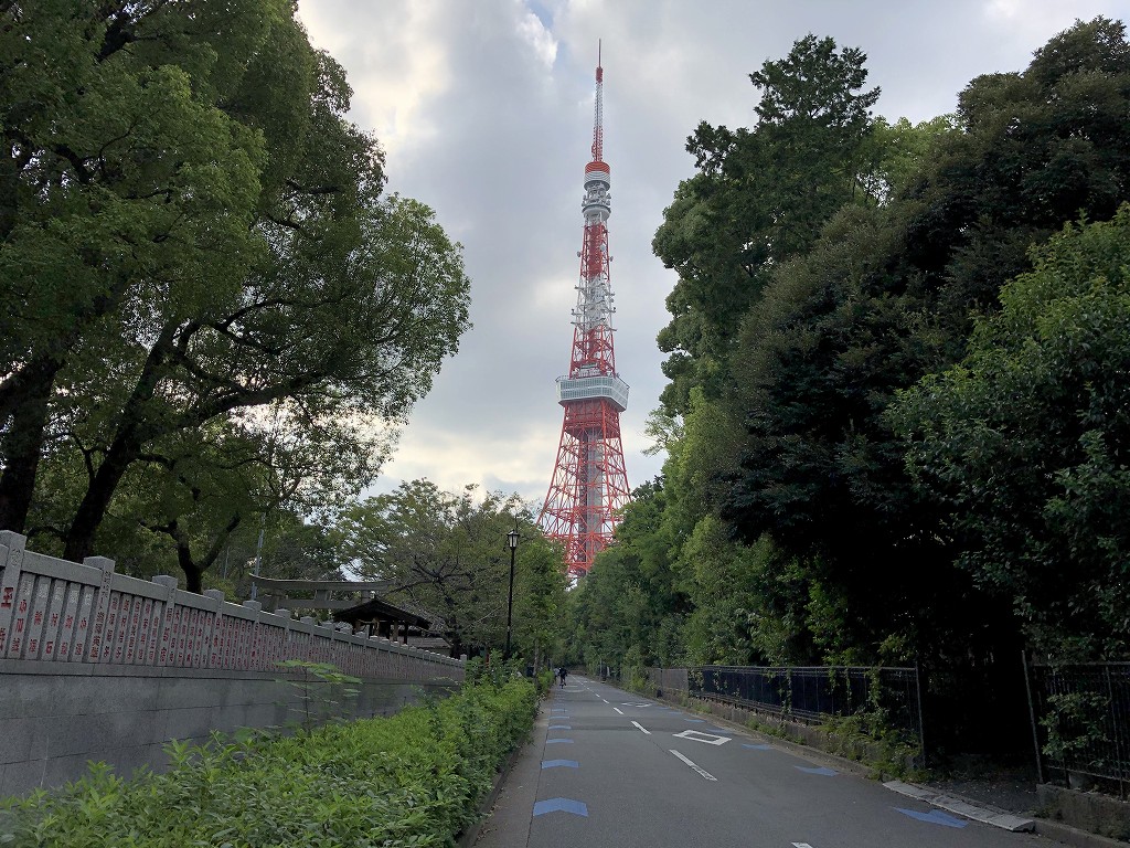 増上寺の脇道から東京タワー