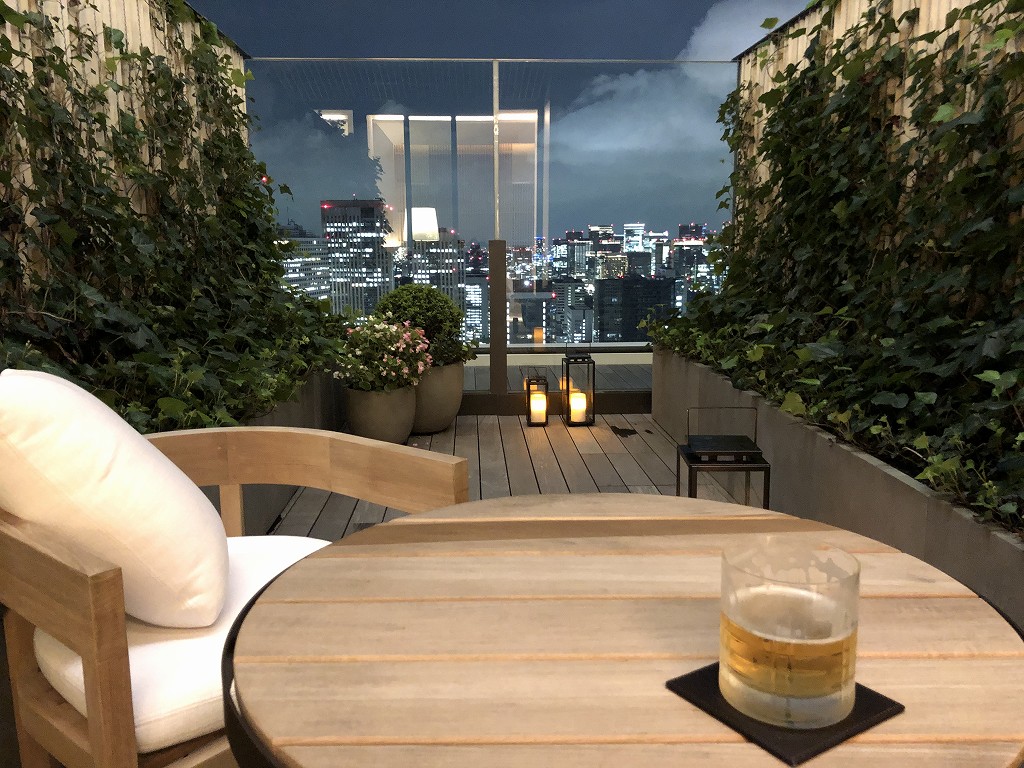 東京エディション虎ノ門のスタジオテラスのテラスでビール