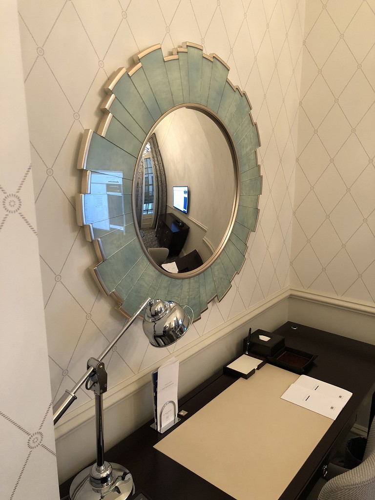 東京ステーションホテルのドームサイドスーペリアキングのデスクの鏡