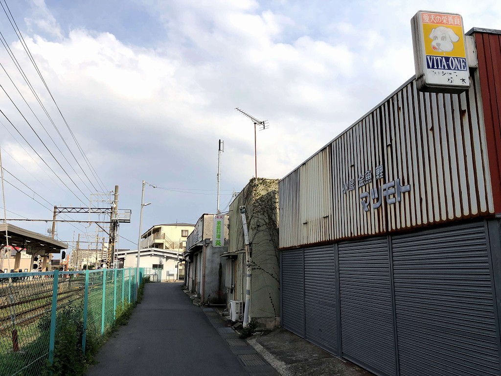 南海加太線の中松江駅前