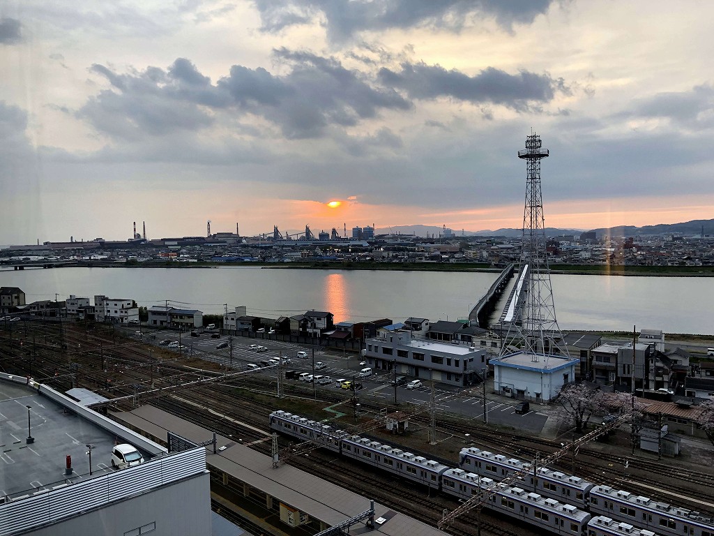 カンデオホテルズ南海和歌山のツインルーム（リバーサイド）からの夕焼け