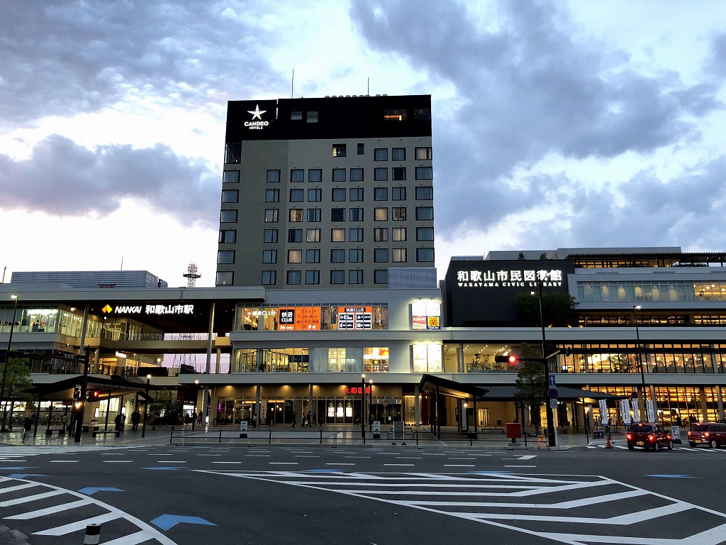 和歌山市駅の駅前から見たカンデオホテルズ南海和歌山1