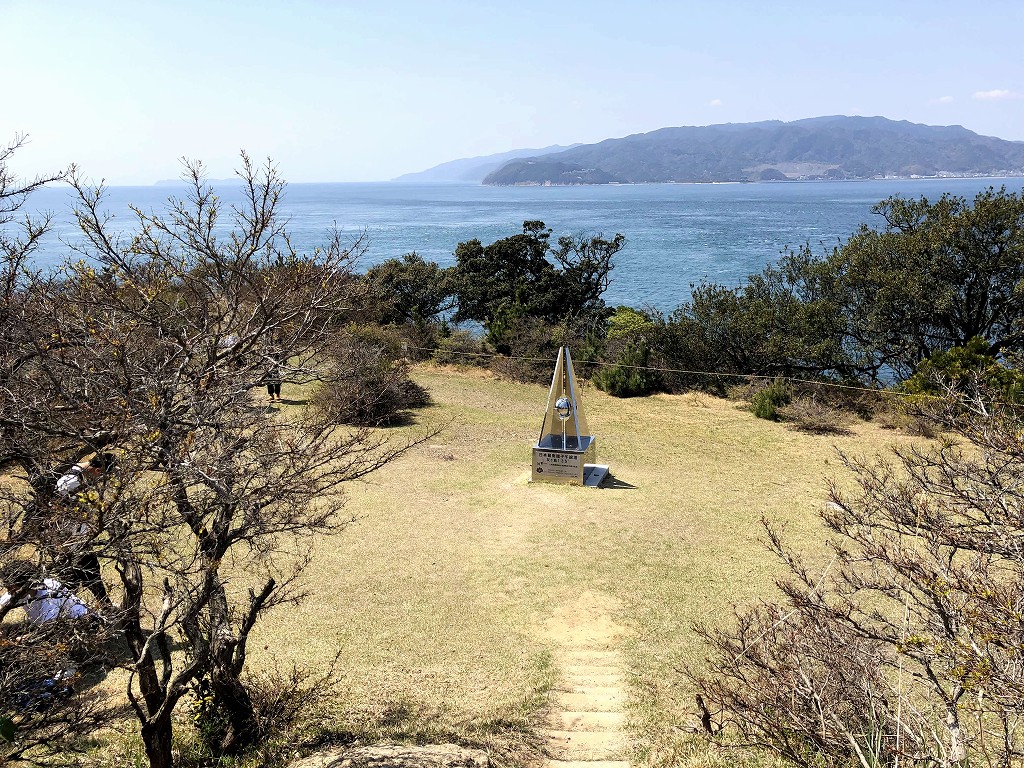 友ヶ島灯台近くの子午線が通る場所1