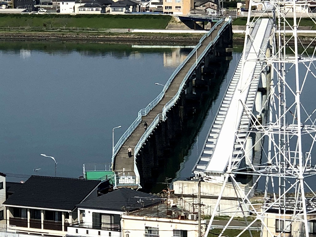 紀の川にかかる歩行者・自転車・バイク専用の橋2