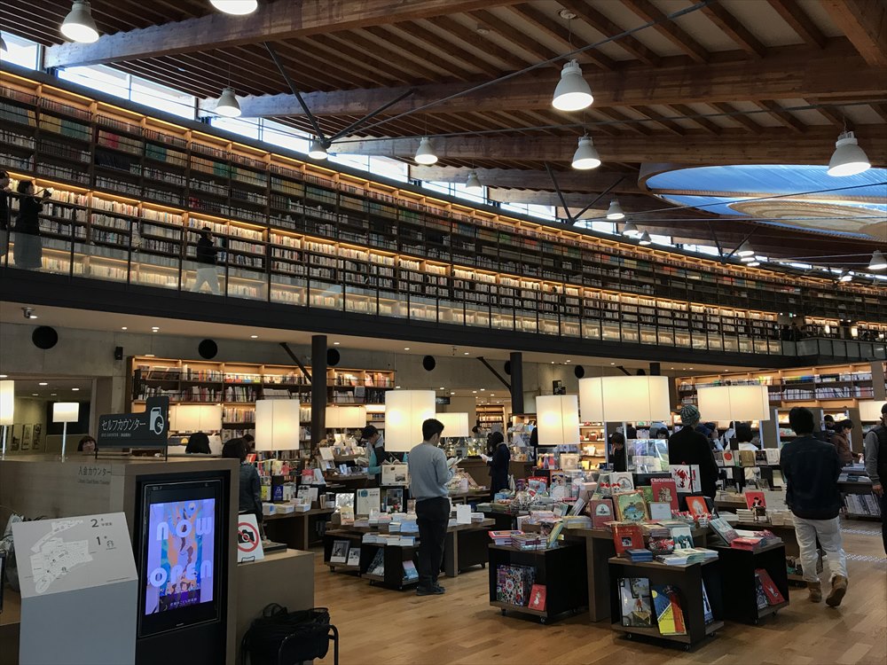 武雄市図書館の内観（1階から）