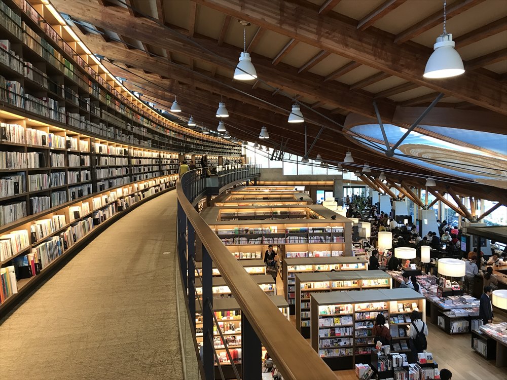武雄市図書館の内観（2階から）