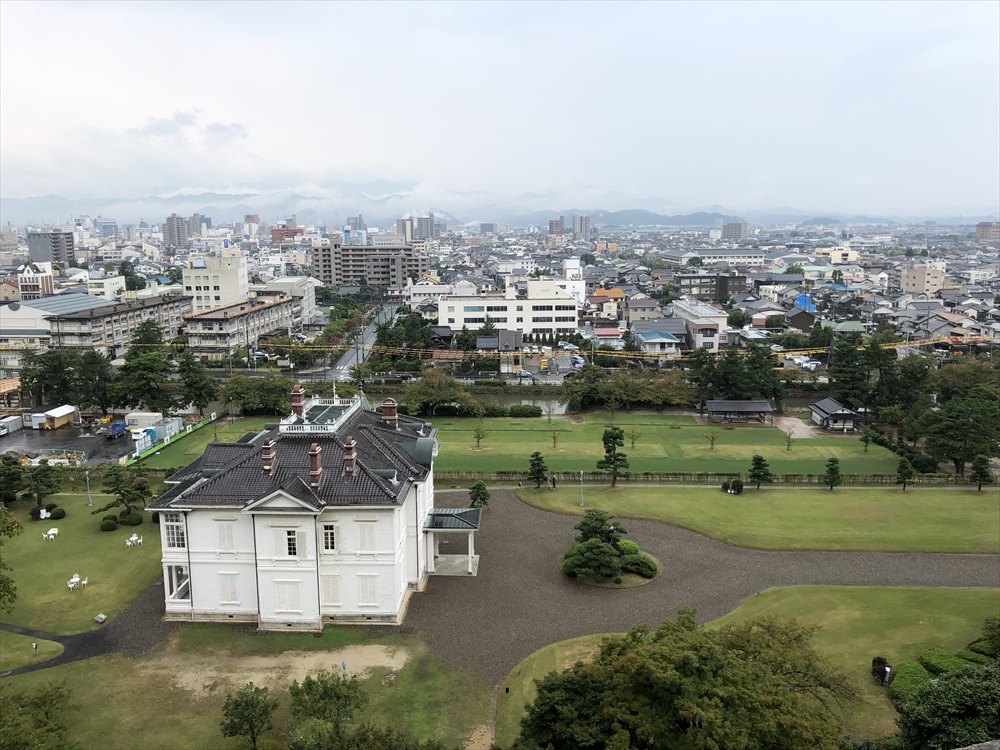 鳥取城の二の丸跡の三階櫓跡からの眺め1
