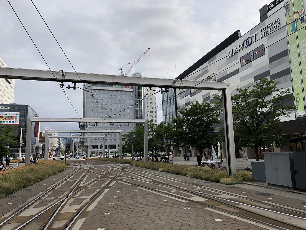 富山駅前の路面電車