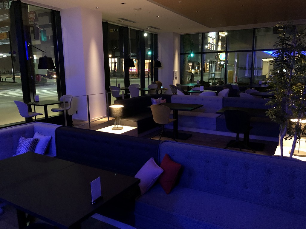 ホテルJALシティ富山のカフェ コントレイル（夜）