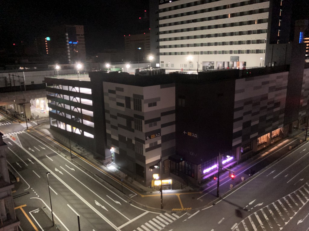 夜のホテルJALシティ富山の前の道路