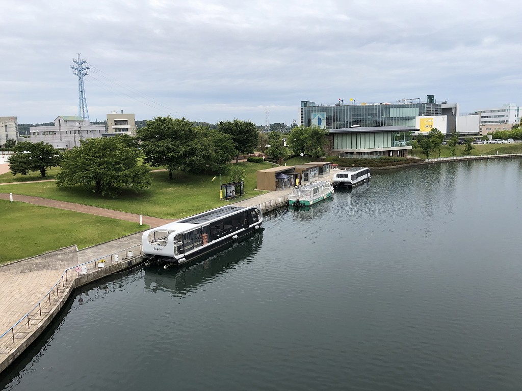 富山市の環水公園の運河クルーズ船